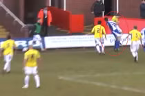 Cầu thủ hạ đo ván nhau ngay trên sân bóng