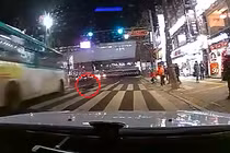 Người đàn ông cẩn thận qua đường vẫn bị xe buýt đâm