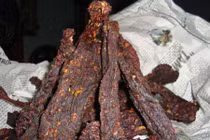 Rùng rợn công nghệ sản xuất thịt bò khô từ phổi thối 