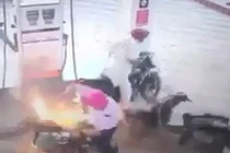 Xe máy bốc cháy khi đang đổ xăng