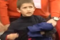 Fan nhí trốn ông xuống sân, xin áo của thần tượng 