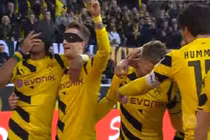 Ngạc nhiên cầu thủ hóa Batman và Robin sau khi ghi bàn