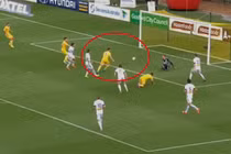 Bàn thắng ra mắt may mắn nhất từng thấy