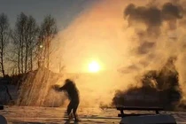 Kinh hãi nhiệt độ khiến nước sôi vừa hất lên đã đóng băng