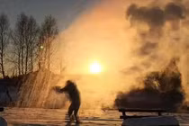 Kinh hãi nhiệt độ khiến nước sôi vừa hất lên đã đóng băng