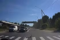 Hàng trăm ô tô dừng xe nhường đàn vịt qua đường