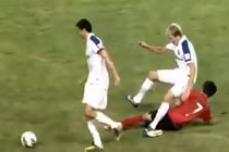 Tình huống cầu thủ triệt hạ nhầm đối thủ hy hữu