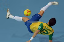 Pha ngả bàn đèn từ góc sút khó tin trên sân futsal