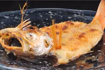 Xem đầu bếp Nhật làm món cá chiên công phu nhất thế giới