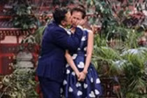 Tự Long “cắn” bạn diễn nữ trên sân khấu “Ơn giời! Cậu đây rồi“