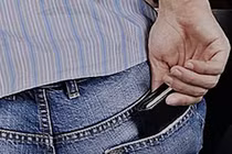 Vì sao đàn ông không nên để ví túi quần sau