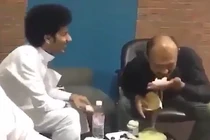 Không nhịn được cười với màn đập trứng lên trán