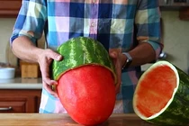 Sự thật đằng sau kỹ năng bổ dưa hấu hoàn hảo