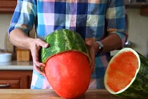 Sự thật đằng sau kỹ năng bổ dưa hấu hoàn hảo