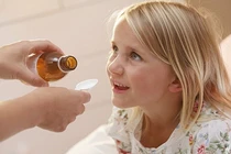 Trẻ em uống kháng sinh có thể dễ cáu bẳn khi trưởng thành