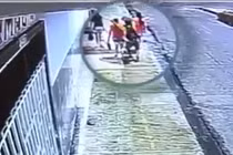 Man rợ clip chồng tạt axit vợ cũ trước mặt con gái