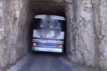 Tài xế lái xe siêu đẳng chính xác đến từng milimet 