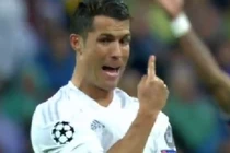 Phản ứng kỳ quặc của Ronaldo sau khi nhận thẻ vàng