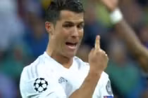 Phản ứng kỳ quặc của Ronaldo sau khi nhận thẻ vàng