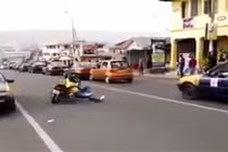 Kinh hãi người đàn ông lái xe trong tư thế “nằm“