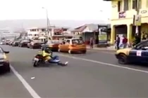 Kinh hãi người đàn ông lái xe trong tư thế “nằm“