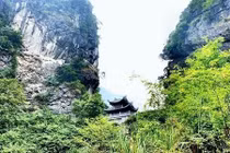 Giải mã bí ẩn “Tuyệt Tình Cốc” huyền bí ngàn năm giữa lưng chừng núi