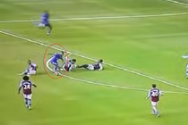 Cú lừa bóng kinh điển khiến 3 cầu thủ ngã chổng vó
