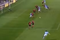 Tò mò cú sút phạt hình quả chuối không thể cản phá 