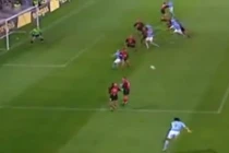 Tò mò cú sút phạt hình quả chuối không thể cản phá 