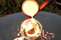 Điều gì xảy ra khi đổ đồng nóng lên quả cầu pha lê?