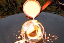 Điều gì xảy ra khi đổ đồng nóng lên quả cầu pha lê?