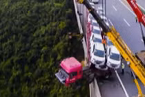 Container chở 23 ôtô mất lái, nằm vắt vẻo sát mép vực sâu 150m