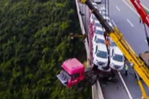 Container chở 23 ôtô mất lái, nằm vắt vẻo sát mép vực sâu 150m