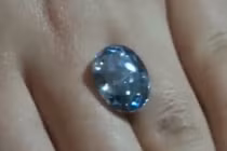 Cận cảnh viên kim cương xanh trong suốt không tì vết giá gần 800 tỷ đồng