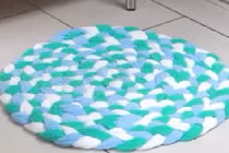 Biến khăn tắm cũ thành thảm lau chân cực đơn giản