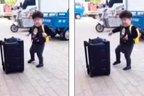 Nhạc nổi lên, nhóc tì nhảy nhót quên cả trời đất