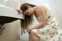 7 thói quen khi đi vệ sinh cực hại cho sức khỏe