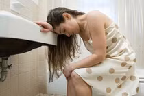 7 thói quen khi đi vệ sinh cực hại cho sức khỏe