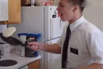 Cười vỡ bụng với những chàng trai lần đầu vào bếp