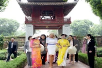 Đệ nhị phu nhân Mỹ thăm Văn Miếu Quốc Tử Giám