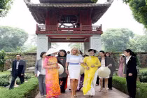 Đệ nhị phu nhân Mỹ thăm Văn Miếu Quốc Tử Giám