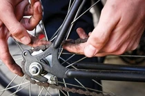 Mẹo nhỏ chữa tuột xích, xịt lốp xe đạp dễ dàng 