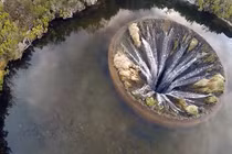 Cận cảnh hố sâu tuyệt đẹp giữa lòng hồ ở Bồ Đào Nha