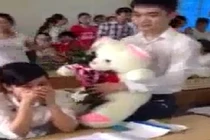 Đắng lòng soái ca ôm gấu trắng tỏ tình bị từ chối tại lớp học 