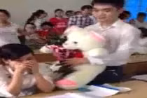 Đắng lòng soái ca ôm gấu trắng tỏ tình bị từ chối tại lớp học 