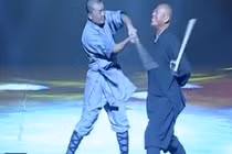 Xem nhà sư Thiếu Lâm Tự dùng cổ đập tan gậy gỗ