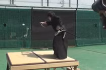 Võ sĩ Samurai chém đôi quả bóng ở vận tốc 160km/h