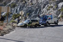 Kinh hoàng ô tô rơi xuống vực vì tài xế mải quay phim