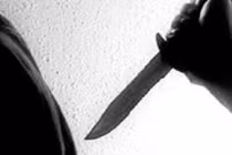 Vợ cầm dao đạp cửa phòng tắm đâm chồng thủng bụng