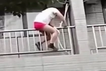 Bi hài cảnh người tình của vợ trèo ban công hàng xóm trốn chồng